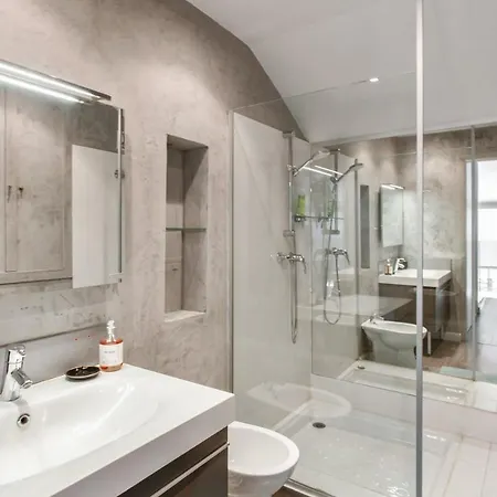 Beautiful Flat 2 Min Away From The And With Balcony In - Welkeys 아파트
